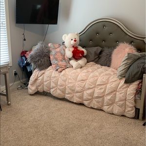 Twin size day bed with vanity